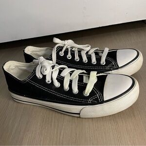 Low Top Black and White Tennis Shoes - Size 7 Unbranded